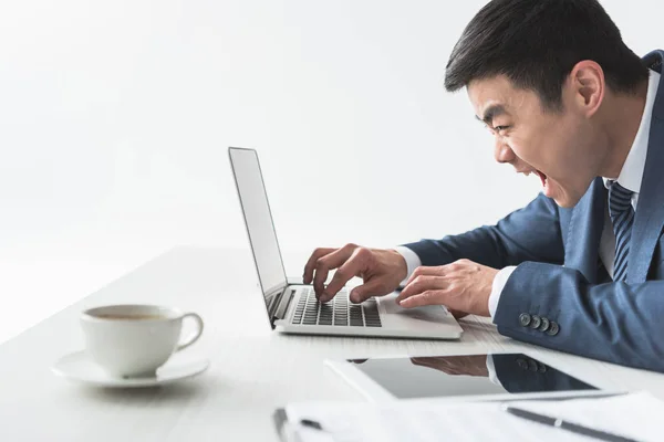 Empresário asiático digitando no laptop — Fotografia de Stock