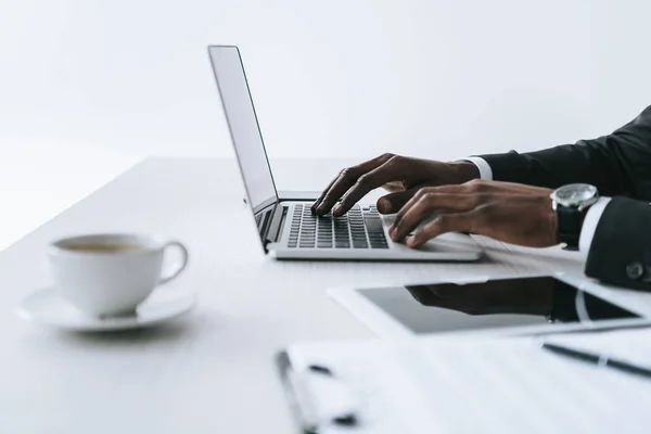 African american businessman typing on laptop — Stock Photo, Image