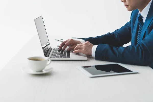 Zakenman die op laptop op werkplek te typen — Stockfoto