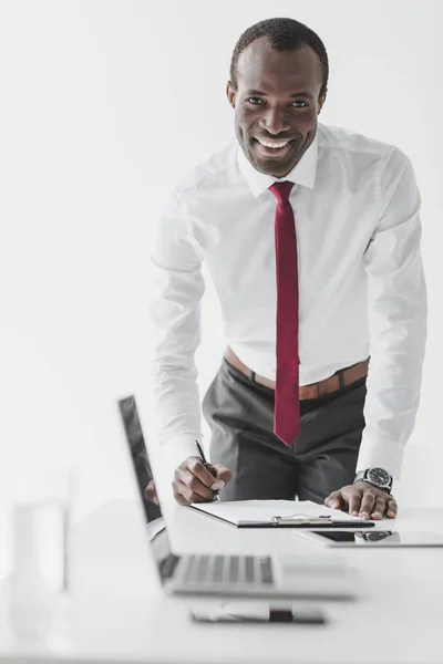 Africano americano empresário assinar contrato — Fotografia de Stock