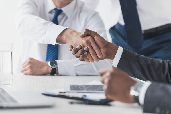 Negocios multiculturales apretón de manos — Foto de Stock