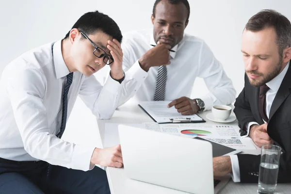 Hombres de negocios multiculturales utilizando el ordenador portátil — Foto de Stock