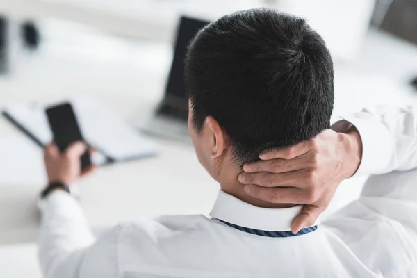 Hombre de negocios que tiene dolor de cuello — Foto de Stock