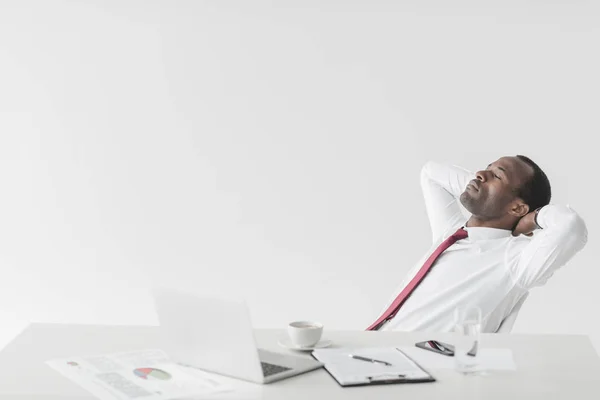 African american pengusaha beristirahat di tempat kerja — Stok Foto