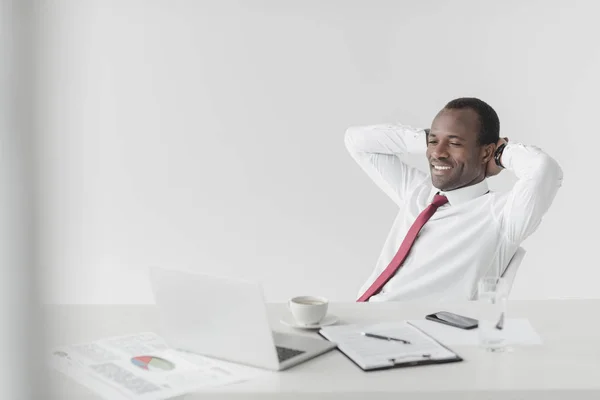 Африканский американский бизнесмен отдыхает на рабочем месте — стоковое фото