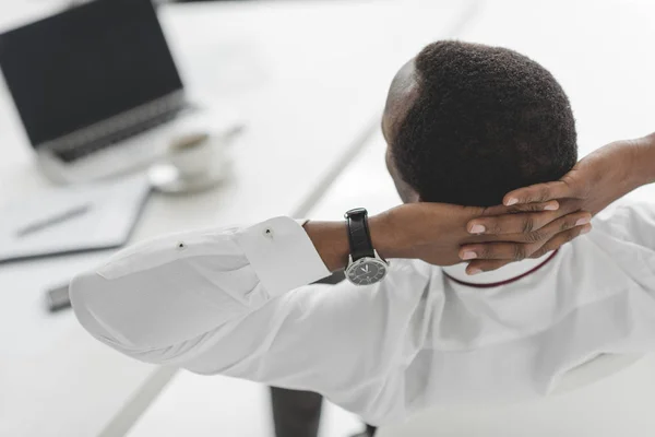 Empresario afroamericano en el lugar de trabajo — Foto de stock gratis