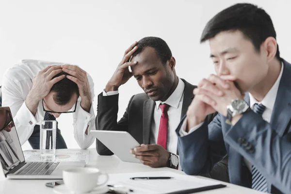 Hombres de negocios multiculturales utilizando tableta — Foto de Stock