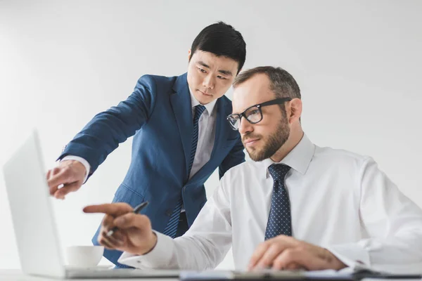 Gente de negocios multiétnicos con ordenador portátil — Foto de Stock