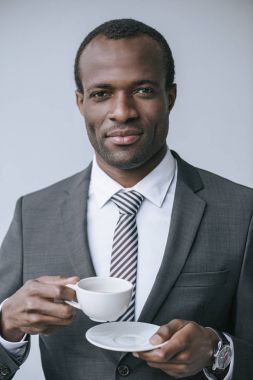 kahve fincanı ile Afrika kökenli Amerikalı iş adamı