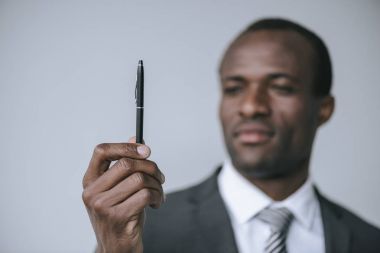 Afrika kökenli Amerikalı işadamı kalem ile