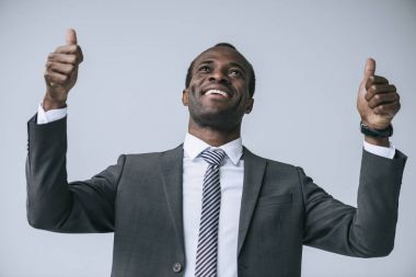 Afrika kökenli Amerikalı işadamı başparmak gösterilmesini