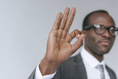 Afrika kökenli Amerikalı işadamı ok işaret gösteren