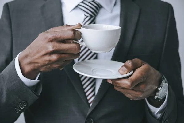 コーヒー カップを持つアフリカ系アメリカ人のビジネスマン  — 無料ストックフォト