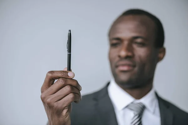 Africano americano empresário com caneta — Fotografia de Stock