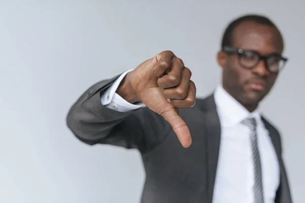 ダウン親指を示すアフリカ系アメリカ人のビジネスマン — ストック写真