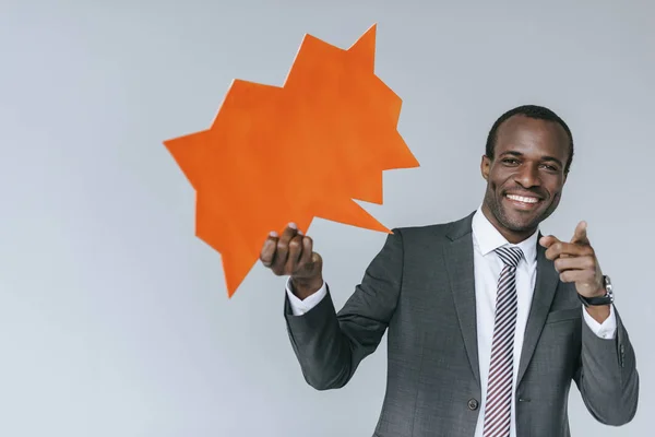 Hombre de negocios afroamericano con tarjeta en blanco — Foto de stock gratuita