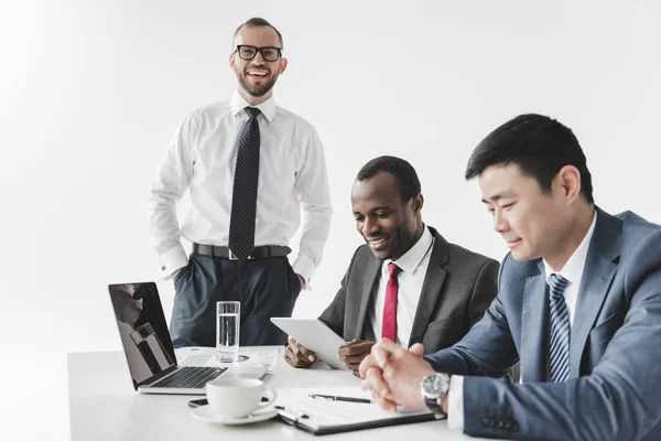 Empresários multiculturais no local de trabalho — Fotografia de Stock