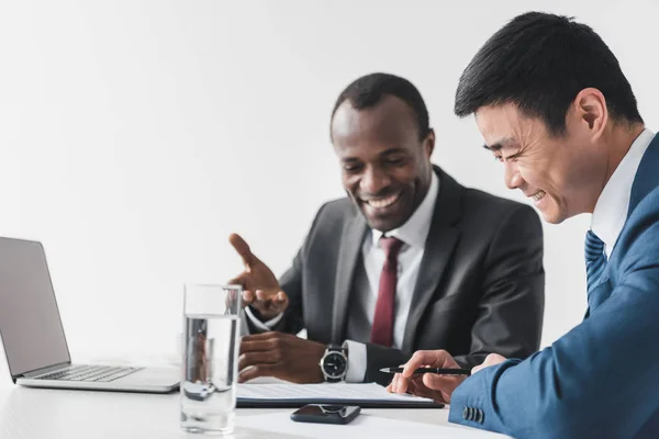 Hombres de negocios multiétnicos discutiendo contrato — Foto de Stock