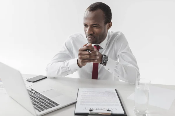 Empresario afroamericano en el lugar de trabajo — Foto de Stock