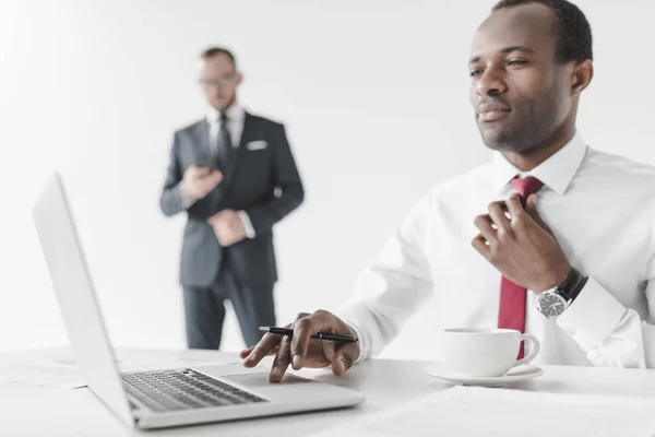 Empresário afro-americano com laptop — Fotografia de Stock