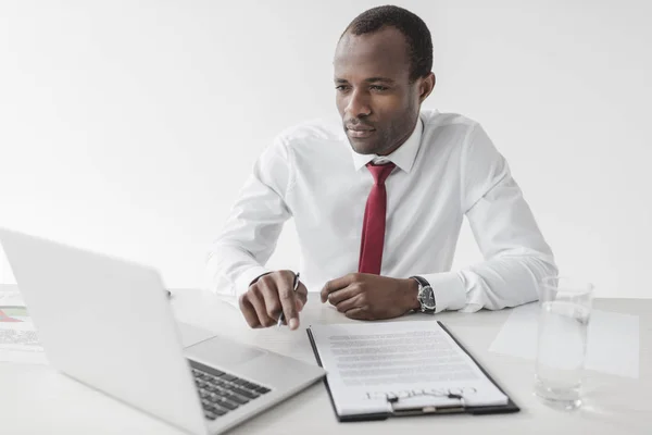 Afrikansk amerikansk affärsman på arbetsplatsen — Stockfoto