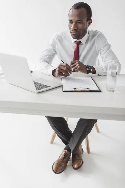 Αφρικανικός Αμερικανός επιχειρηματίας στο χώρο εργασίας με έγγραφο — Φωτογραφία Αρχείου