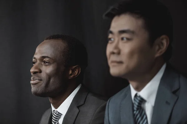 Hommes d'affaires souriants multiethniques — Photo