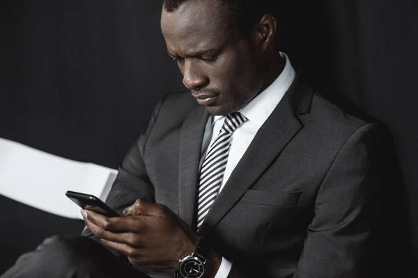 African american businessman with smartphone — Stock Photo, Image