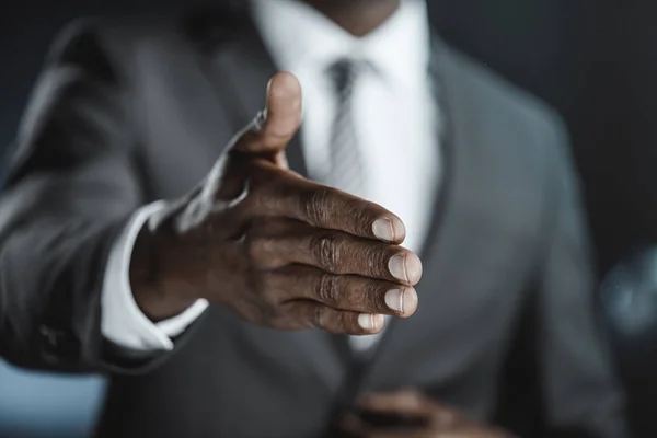 Empresário afro-americano com mão estendida — Fotografia de Stock