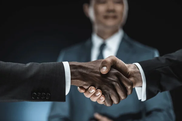 Partnerzy biznesowi wieloetnicznym drżenie rąk — Zdjęcie stockowe