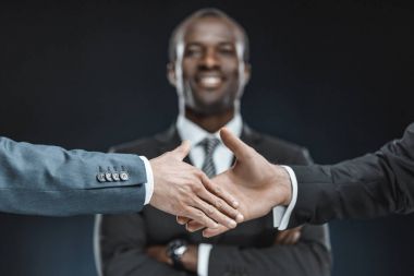 el sıkışırken çok ırklı iş ortakları