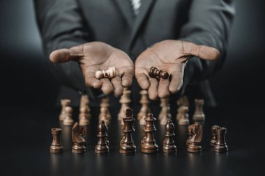 Afrika kökenli Amerikalı işadamı satranç figürleri holding