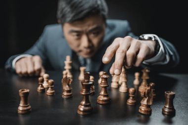 Asya işadamı satranç