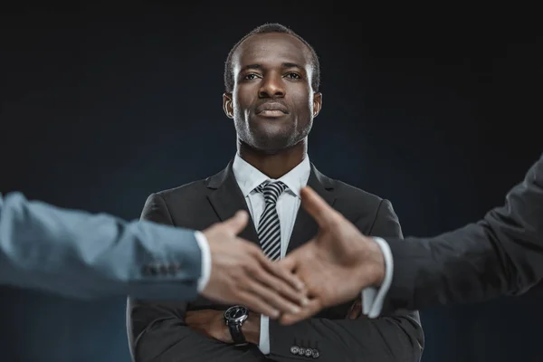 Multi-etnisch zakenpartners handen schudden — Stockfoto