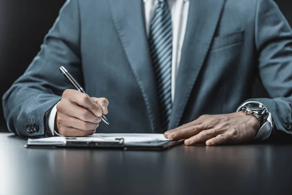 Geschäftsmann erledigt Papierkram — Stockfoto