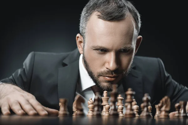 Fundersam affärsman och schack — Stockfoto