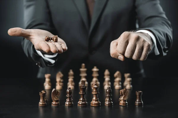 Homem de negócios e figuras de xadrez na mesa — Fotografia de Stock