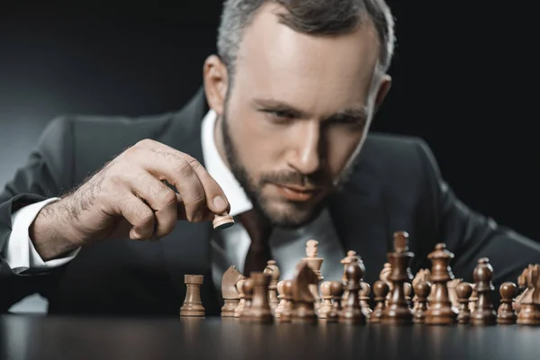Uomo d'affari che gioca a scacchi — Foto Stock
