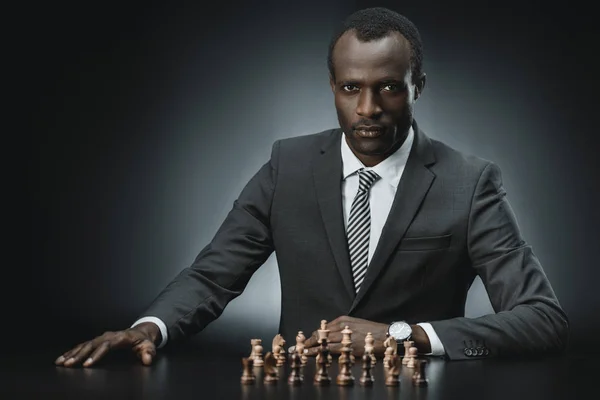 Afro-Amerikaanse zakenman en chess cijfers — Stockfoto