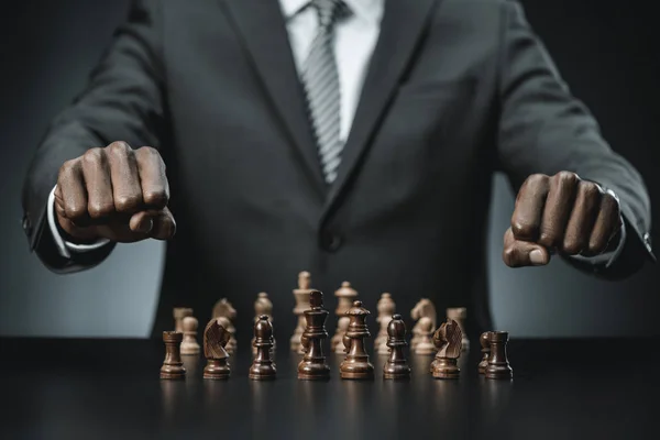 Homem de negócios afro-americano e figuras de xadrez — Fotos gratuitas