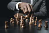 Afrikanischer amerikanischer Geschäftsmann spielt Schach