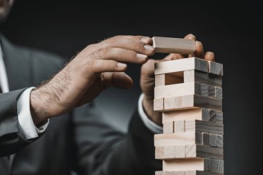 blok ahşap oyun oynarken işadamı