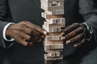 blok ahşap oyun ile Afrika kökenli Amerikalı iş adamı