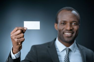 iş kartı ile Afrika kökenli Amerikalı iş adamı