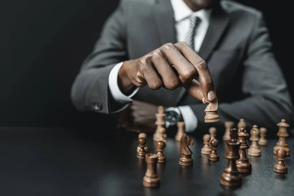 Afrikanischer amerikanischer Geschäftsmann spielt Schach — Stockfoto