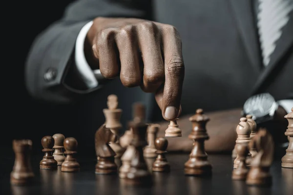 Empresário afro-americano jogando xadrez — Fotografia de Stock