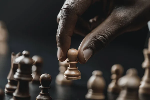 Hombre de negocios afroamericano jugando ajedrez — Foto de Stock