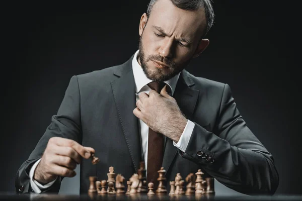 Podnikatel hraje šachy — Stock fotografie