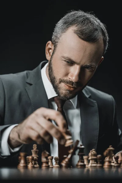 Biznesmen, gra w szachy — Zdjęcie stockowe