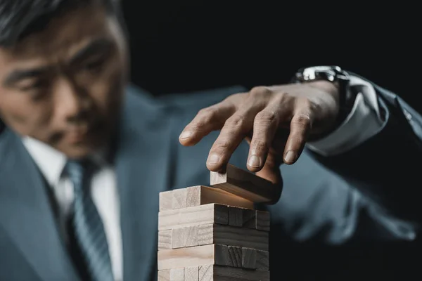 Ασιατικές επιχειρηματίας αναπαραγωγή μπλοκ παιχνίδι ξύλου — Φωτογραφία Αρχείου